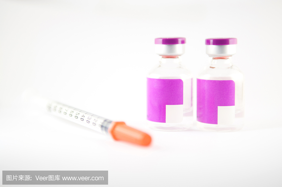 一次性注射器和紫色标签注射瓶